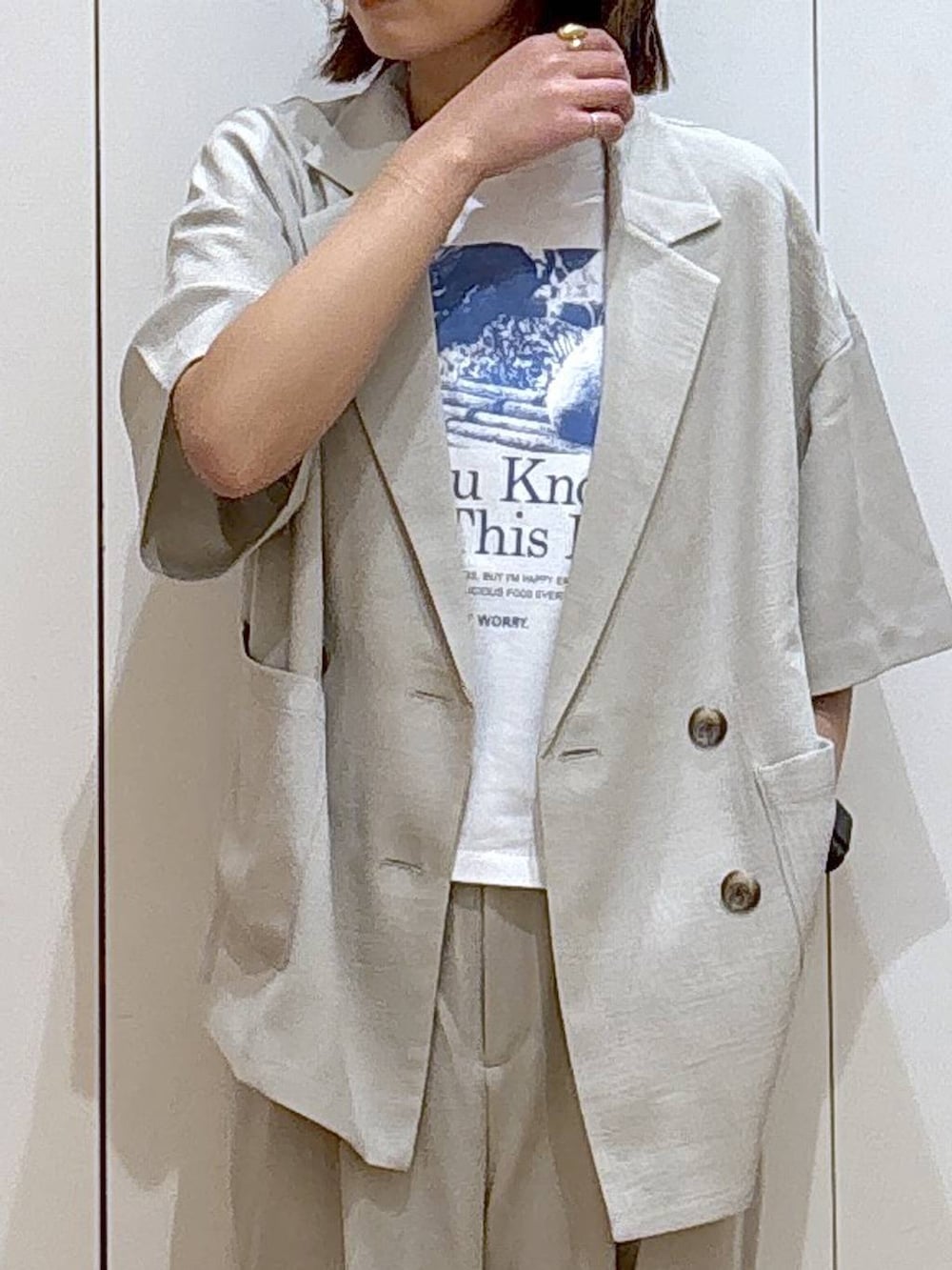 ベージュ系のテーラードジャケット、ベージュ系のその他パンツ、ホワイト系のTシャツ/カットソーを着用したレディースの春コーディネートの3枚目の写真