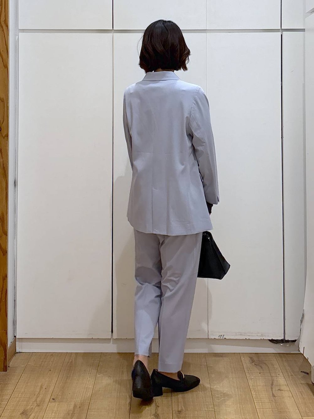 ブラック系のローファー、ブラック系のTシャツ/カットソー、ブルー系のスラックスを着用したレディースの冬コーディネートの6枚目の写真