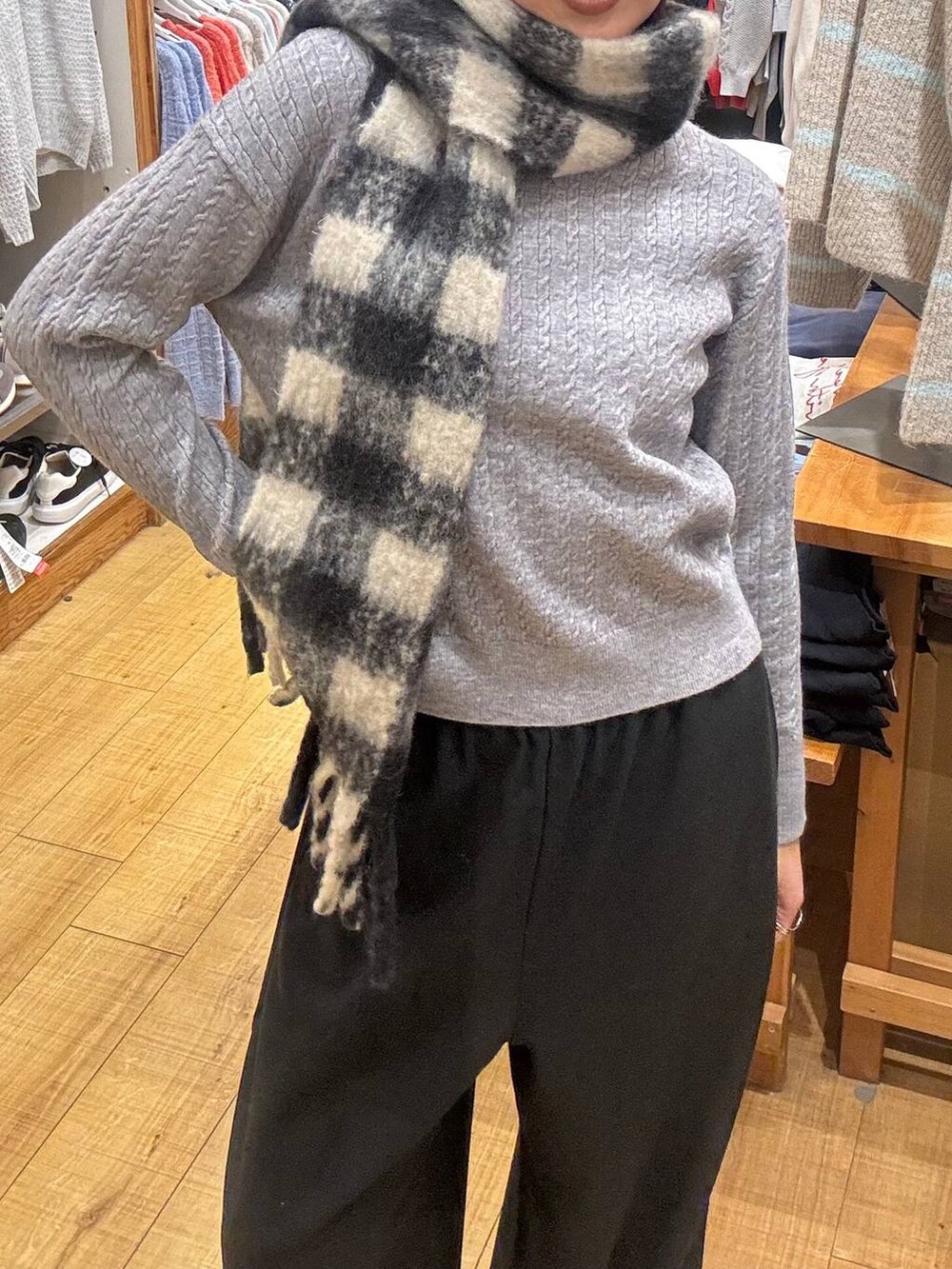 ブラック系のその他パンツ、グレー系のニット/セーター、ブラック系のマフラーを着用したレディースの冬コーディネートの3枚目の写真