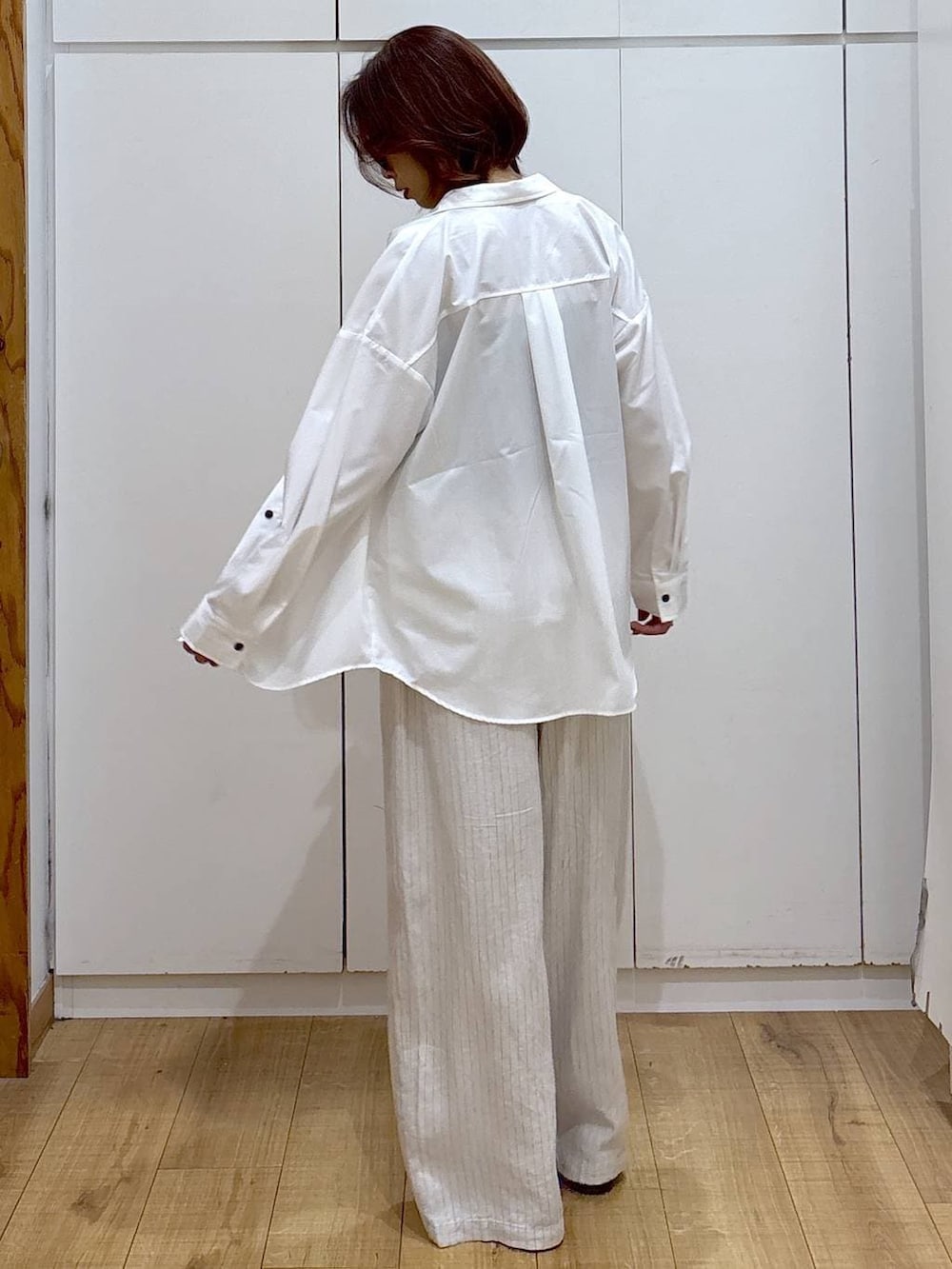 ブラウン系のローファー、ホワイト系のシャツ/ブラウス、ベージュ系のその他パンツを着用したレディースの春コーディネートの4枚目の写真