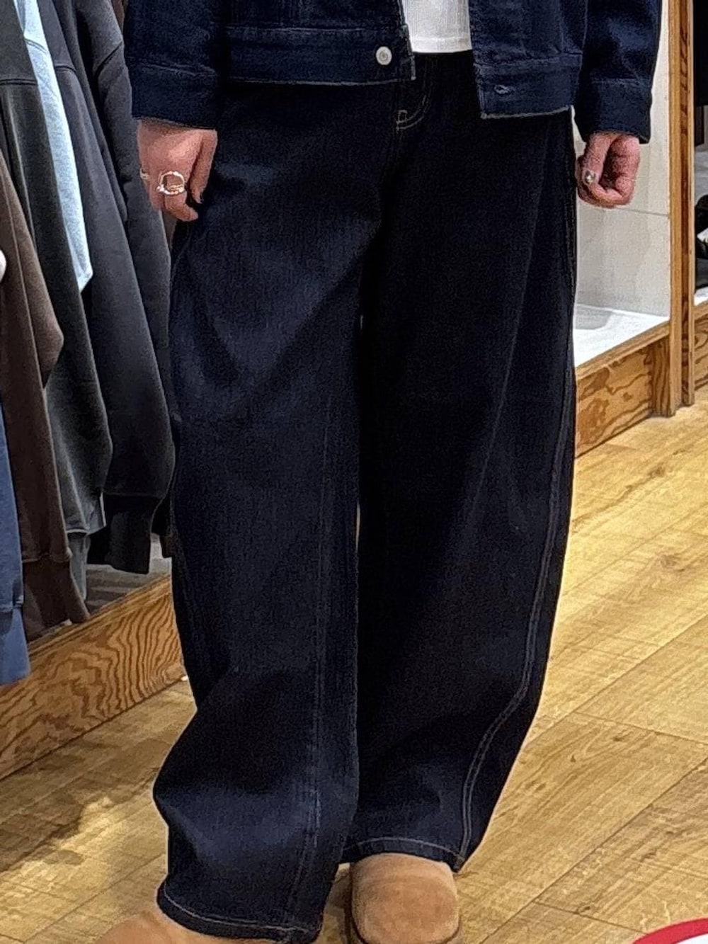 ブルー系のデニムパンツ、ブルー系のデニムジャケットを着用したレディースの冬コーディネートの2枚目の写真