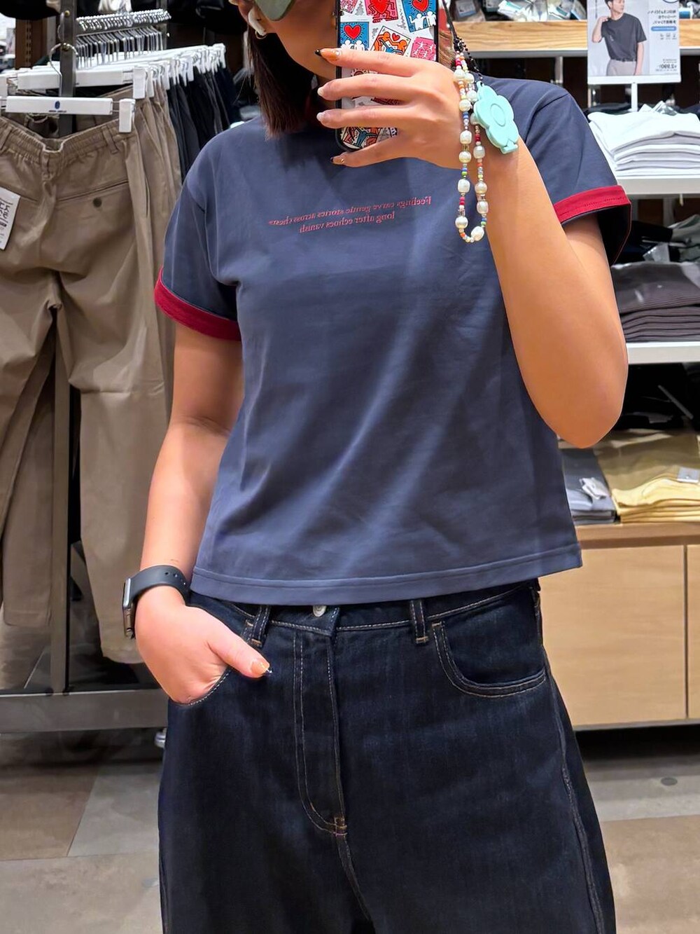 ブルー系のデニムパンツ、ブルー系のTシャツ/カットソーを着用したレディースの夏コーディネートの7枚目の写真