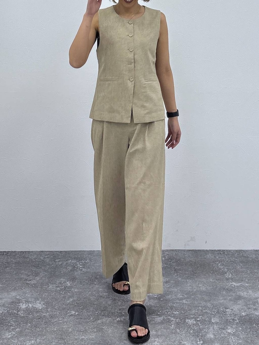 ベージュ系のその他パンツ、ベージュ系のベスト、ゴールド系のネックレスを着用したレディースの春コーディネートの2枚目の写真