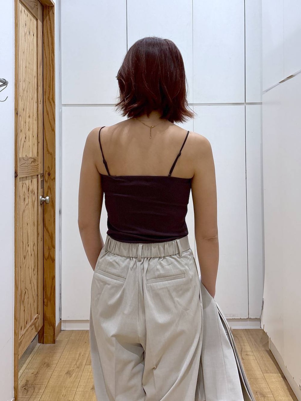 ブラック系のパンプス、ブラック系のスラックス、ブラック系のテーラードジャケットを着用したレディースの春コーディネートの9枚目の写真