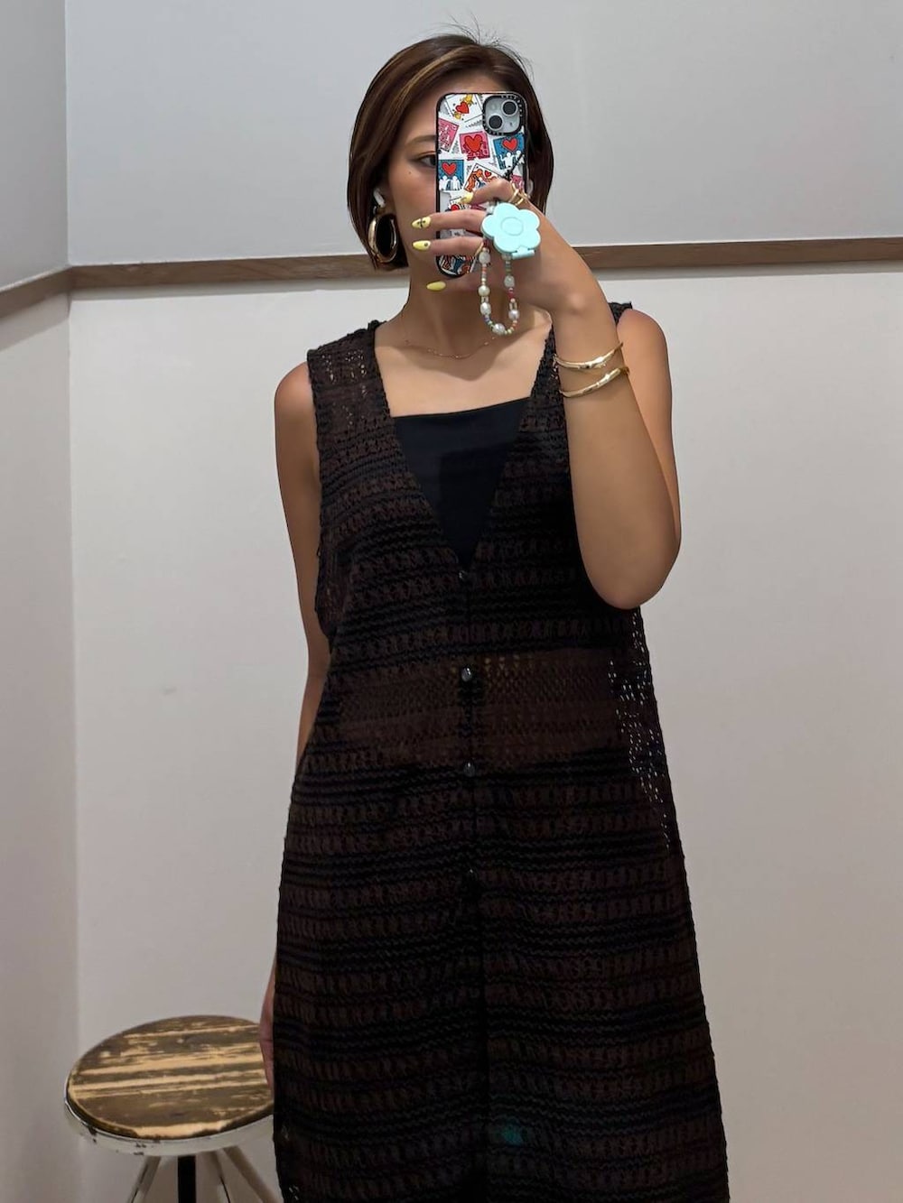ブラック系のキャミソール、ブラウン系のその他パンツ、ブラウン系のワンピースを着用したレディースの夏コーディネートの3枚目の写真