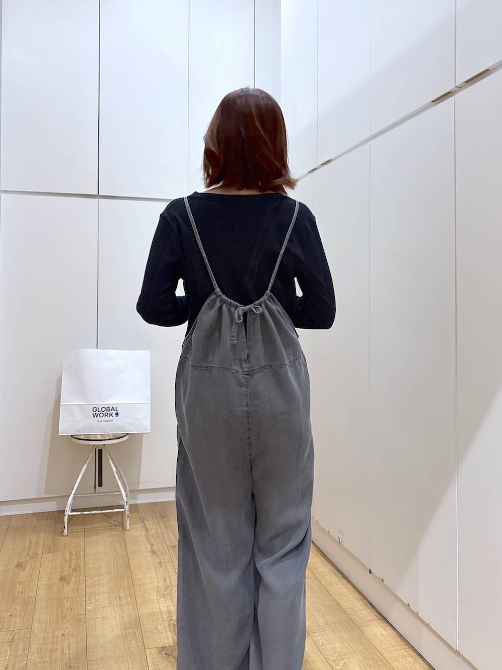 ブラック系のサロペット/オーバーオール、ゴールド系のネックレスを着用したレディースの春コーディネートの9枚目の写真