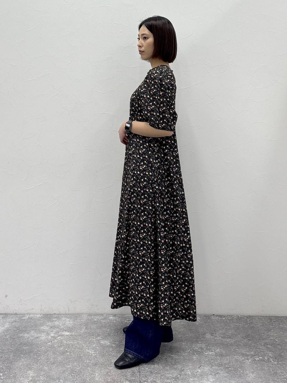 ブラック系のブーツ、ゴールド系のピアス（両耳用）、ゴールド系のリングを着用したレディースの冬コーディネートの3枚目の写真