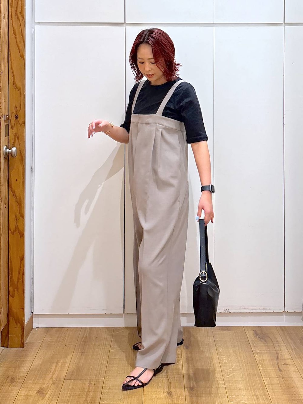「体型カバー、高見え、高身長、ママコーデ、骨格ストレート、GLOBAL WORK、着痩せ・細見え」｜「A part byのクロスフラットサンダル（サンダル、ブラック系）」を使った、ココさん（レディース・165cm）の春コーディネートの4枚目の写真