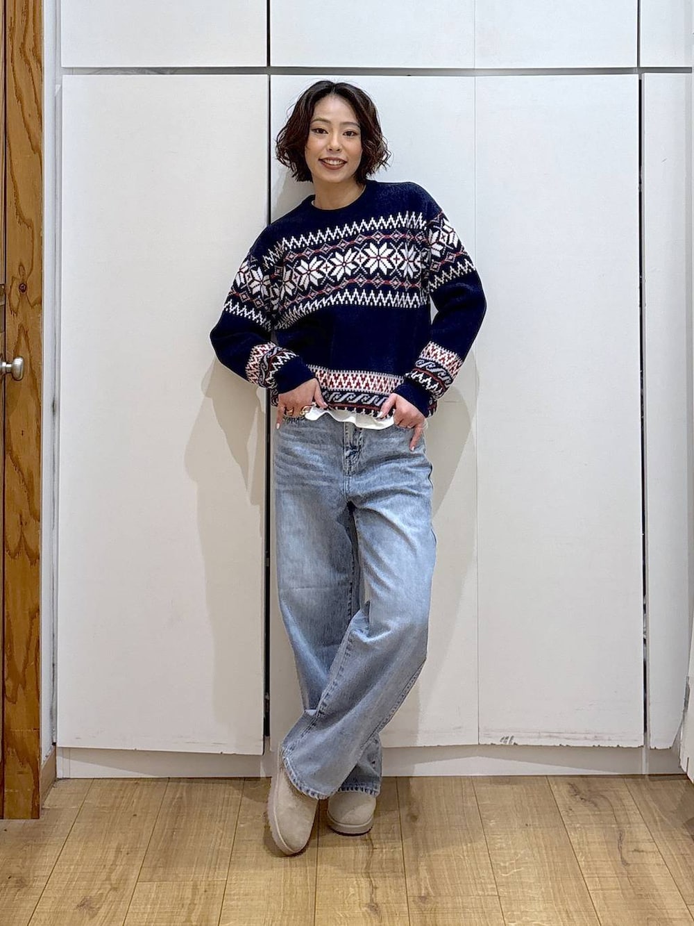 ブルー系のダウンジャケット/コート、ブルー系のデニムパンツ、ホワイト系のTシャツ/カットソーを着用したレディースの冬コーディネートの7枚目の写真