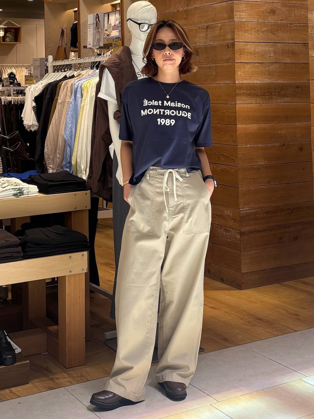 ブラウン系のローファー、ベージュ系のその他パンツ、ブルー系のTシャツ/カットソーを着用したレディースの春コーディネートの7枚目の写真