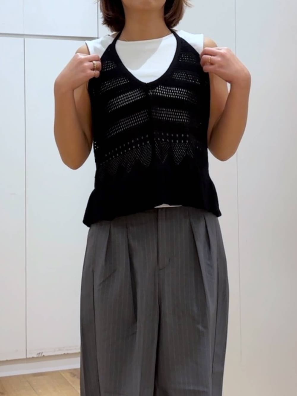 グレー系のその他パンツ、ブラック系のベストを着用したレディースの春コーディネートの3枚目の写真