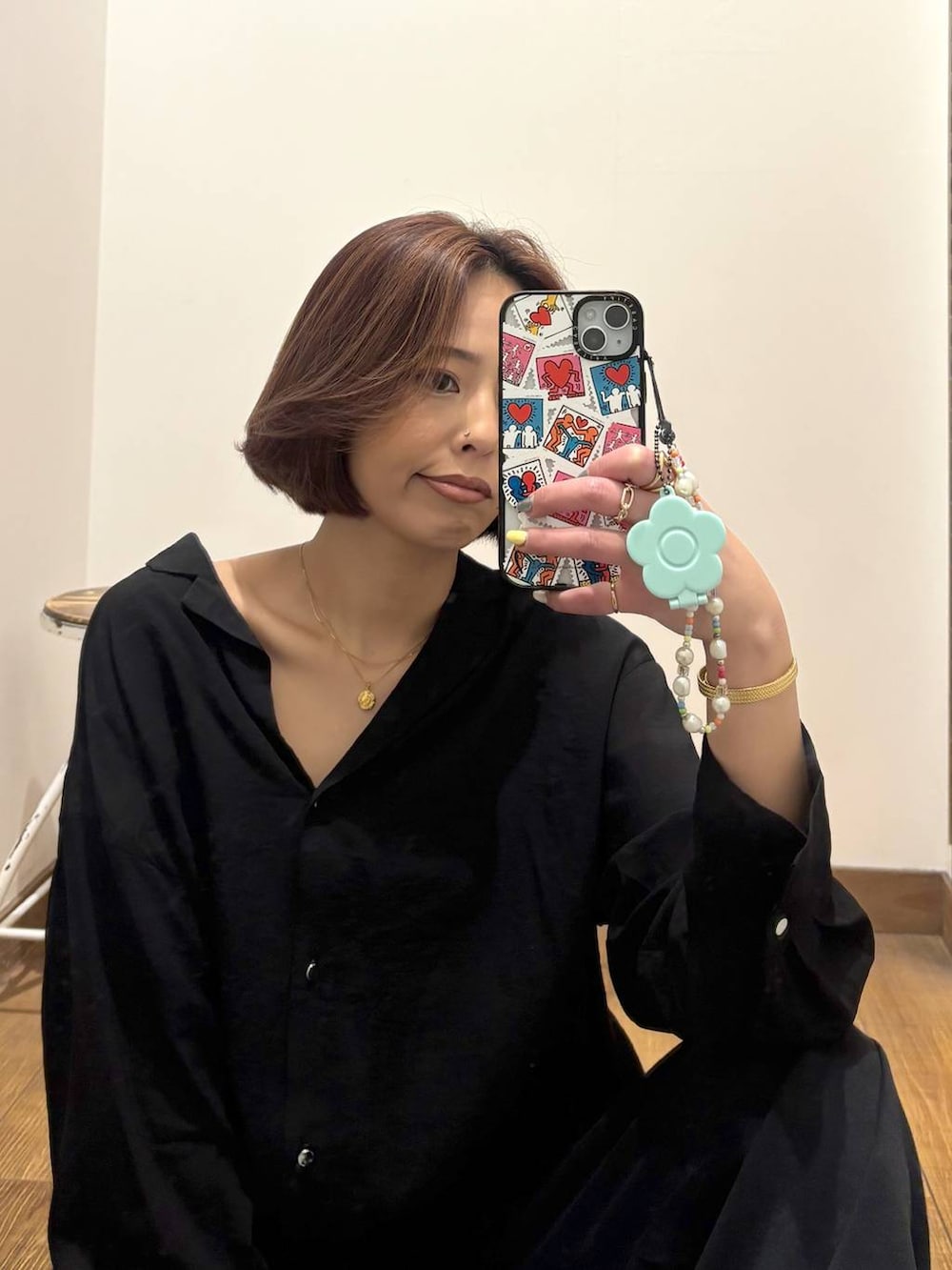 グレー系のパンプス、ブラック系のスウェットパンツ、ゴールド系のネックレスを着用したレディースの春コーディネートの4枚目の写真