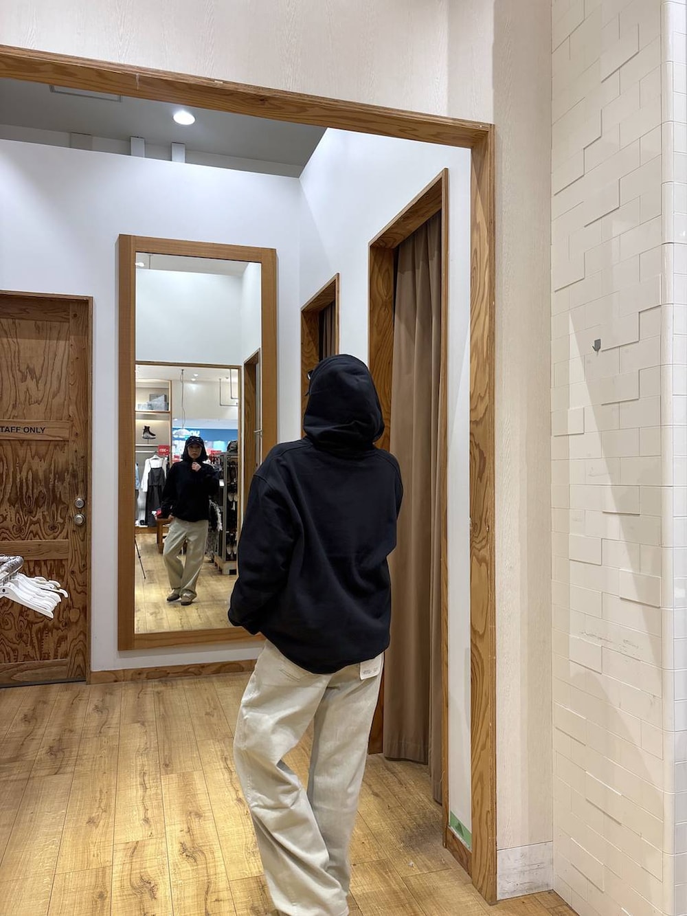 ベージュ系のデニムパンツ、ベージュ系のローファー、ホワイト系のTシャツ/カットソーを着用したレディースの秋コーディネートの8枚目の写真