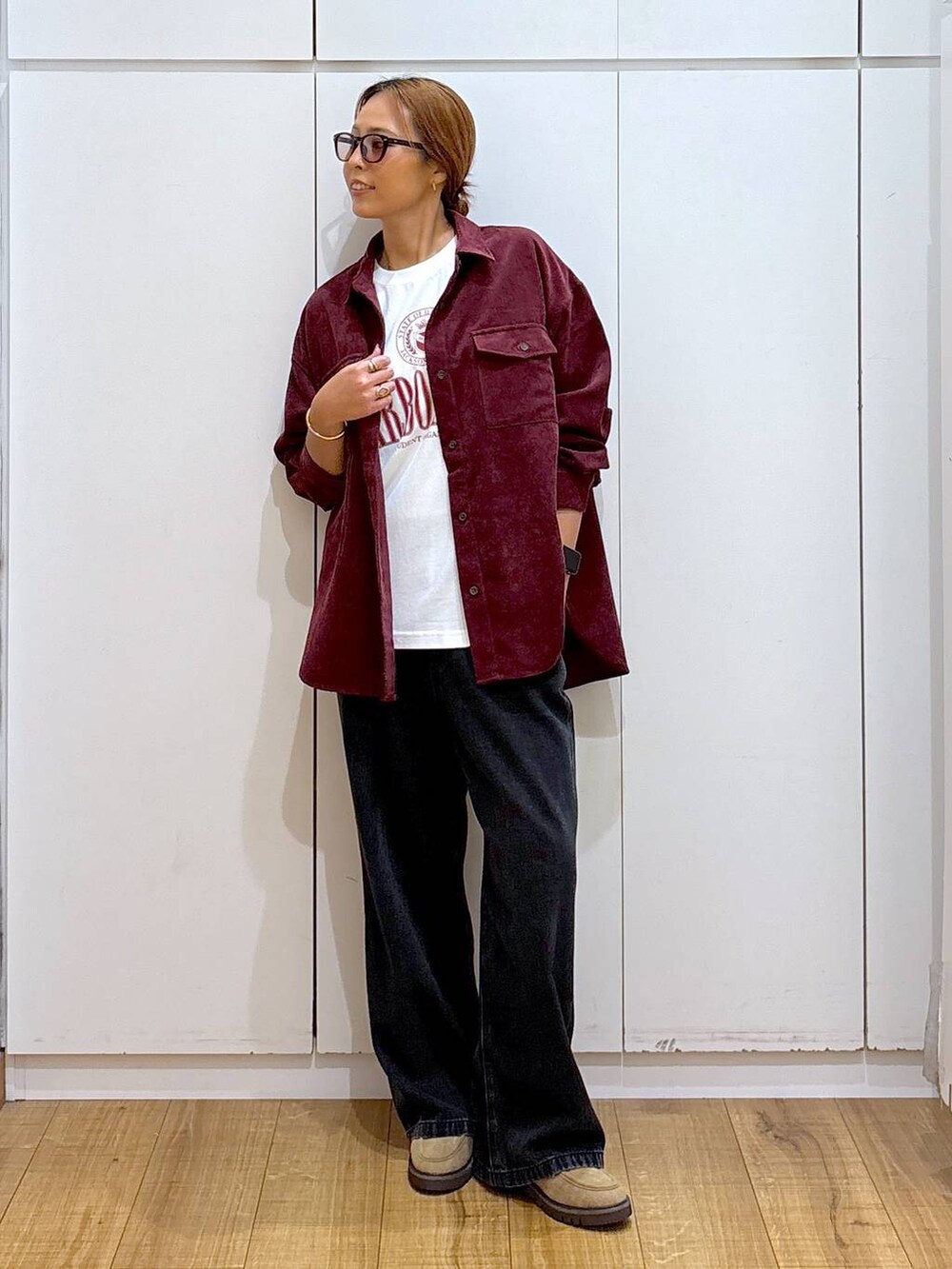 ブラック系のデニムパンツ、レッド系のシャツ/ブラウス、ベージュ系のローファーを着用したレディースの秋コーディネートの2枚目の写真