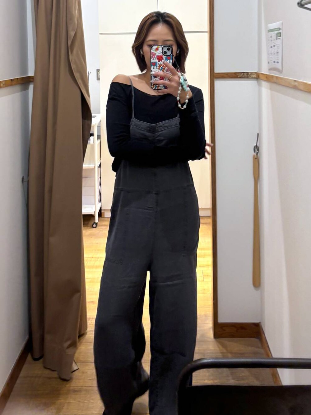 ブラック系のサロペット/オーバーオールを着用したレディースの春コーディネートの3枚目の写真