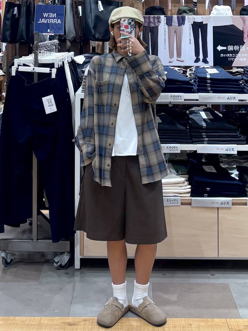 ブラウン系のその他パンツ、ベージュ系のシャツ/ブラウスを着用したレディースの秋コーディネートの3枚目の写真