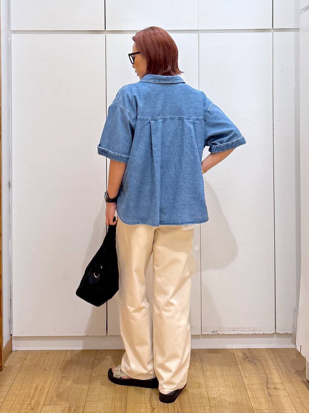 「体型カバー、高見え、高身長、ママコーデ、骨格ストレート、GLOBAL WORK、着痩せ・細見え」|「GLOBAL WORKのGOODデニムバギーパンツ/118365(デニムパンツ、ベージュ系)」を使った、ココさん(レディース・165cm)の春コーディネートの3枚目の写真