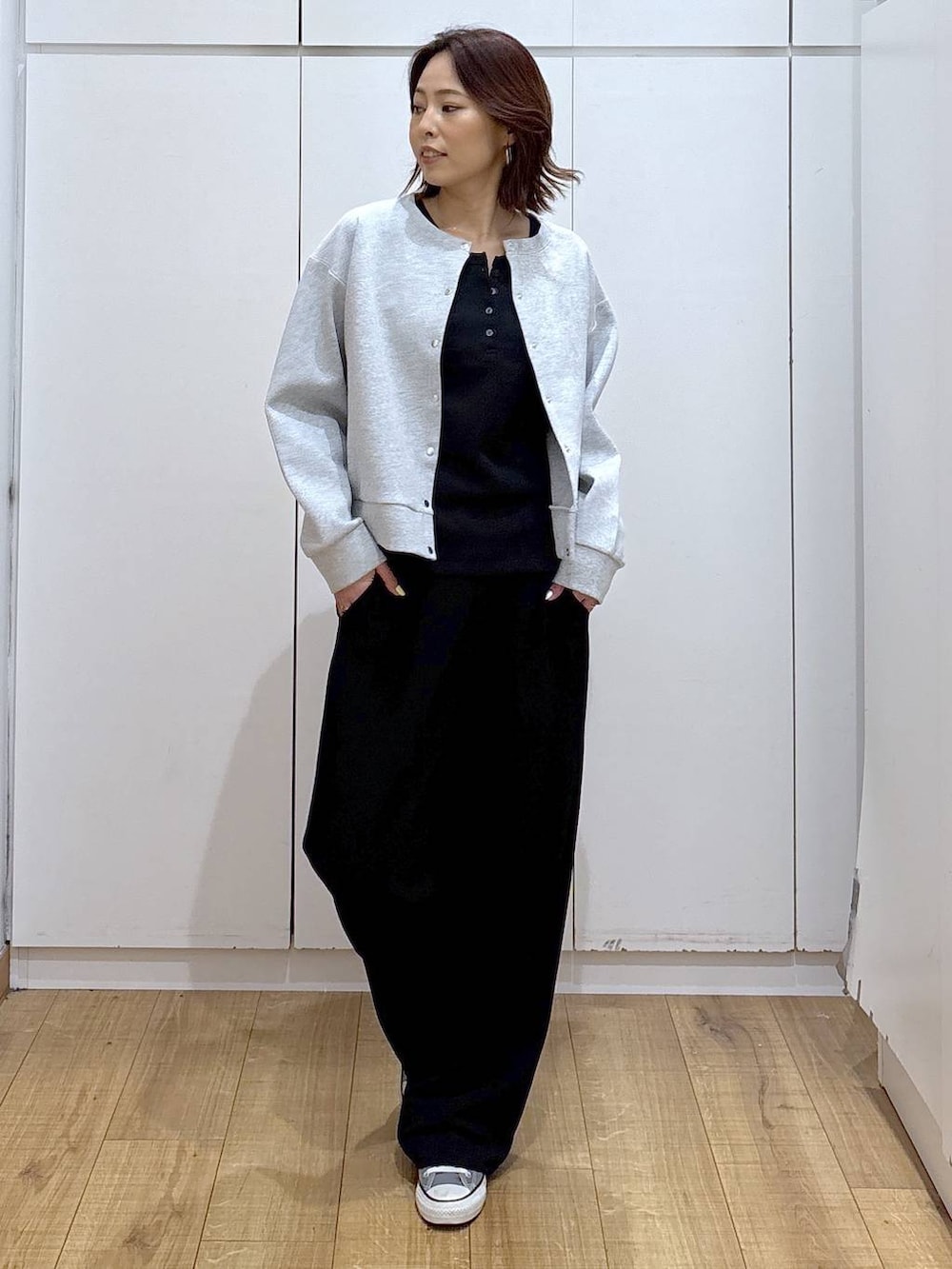 ブラック系のその他パンツ、グレー系のカーディガン/ボレロ、ブラック系のタンクトップを着用したレディースの春コーディネートの6枚目の写真