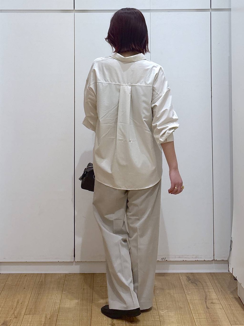 ブラック系のローファー、ベージュ系のシャツ/ブラウス、ベージュ系のスラックスを着用したレディースの春コーディネートの5枚目の写真