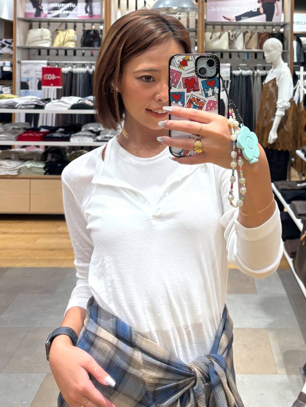 ホワイト系のTシャツ/カットソー、ブラック系のスカート、ベージュ系のシャツ/ブラウスを着用したレディースの夏コーディネートの5枚目の写真