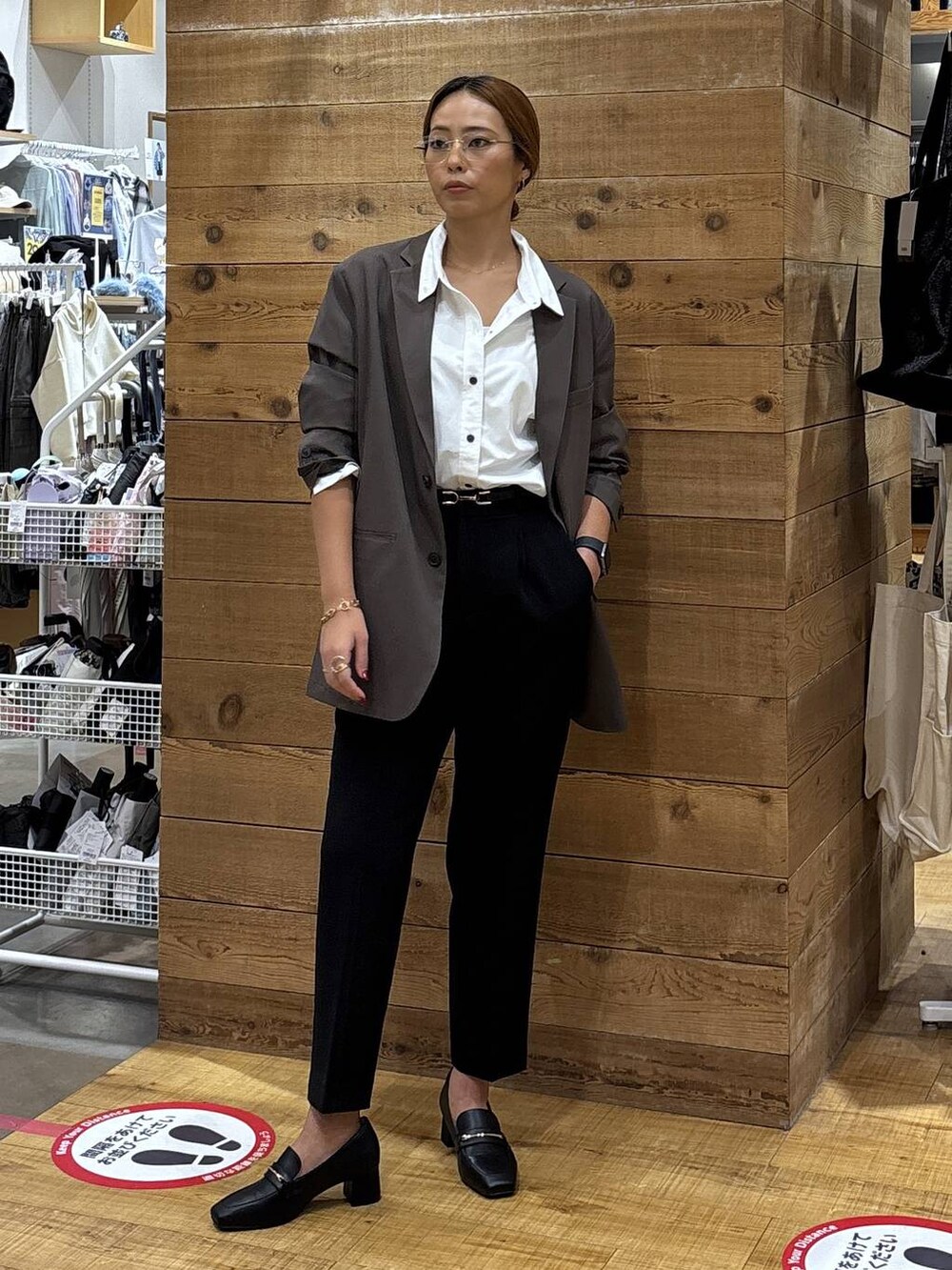 ブラック系のローファー、ブラウン系のテーラードジャケット、ブラック系のその他パンツを着用したレディースの秋コーディネートの2枚目の写真