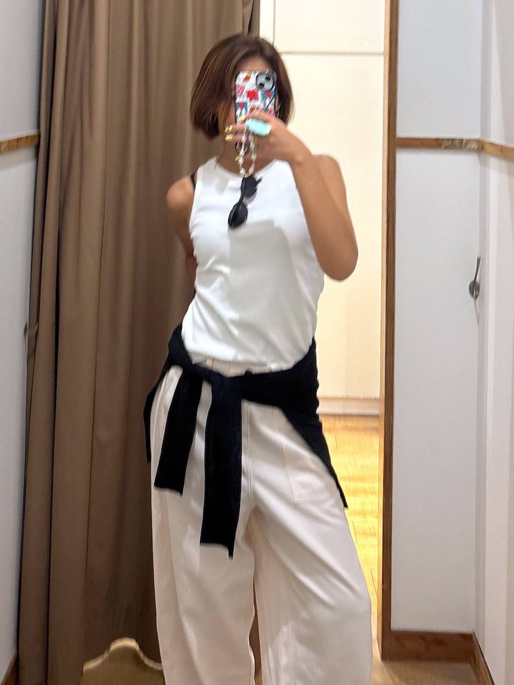ベージュ系のその他パンツ、ブラック系のカーディガン/ボレロ、ブラック系のサンダルを着用したレディースの夏コーディネートの3枚目の写真