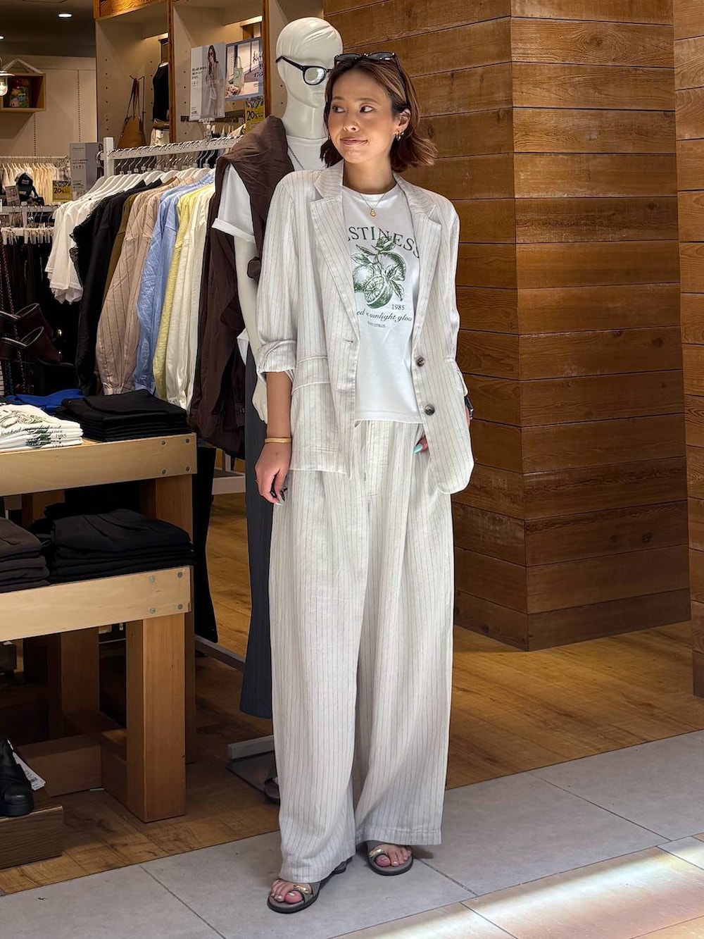 ベージュ系のその他パンツ、グレー系のテーラードジャケット、ホワイト系のTシャツ/カットソーを着用したレディースの春コーディネートの2枚目の写真