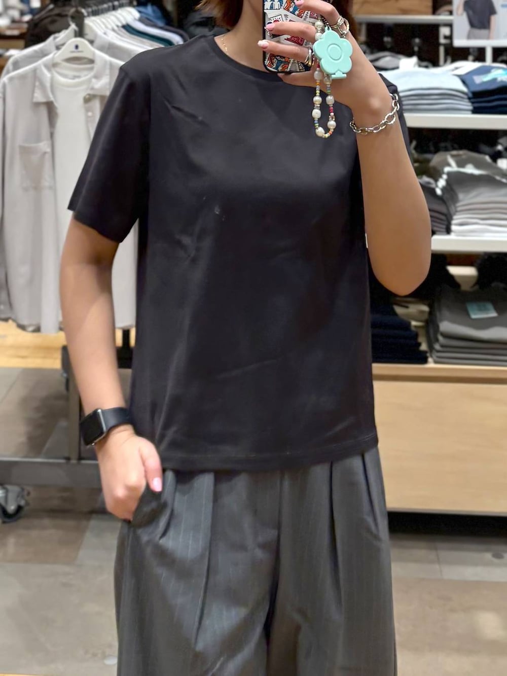 ブラック系のローファー、グレー系のその他パンツ、グレー系のTシャツ/カットソーを着用したレディースの春コーディネートの6枚目の写真