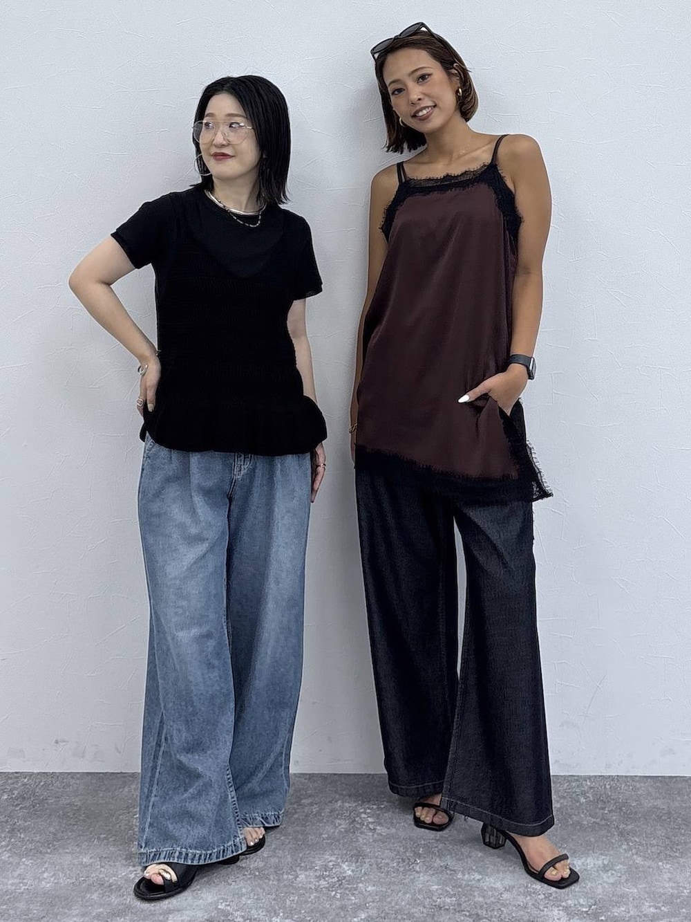 ブラック系のサンダル、ブラック系のベスト、ブラック系のTシャツ/カットソーを着用したレディースの夏コーディネートの2枚目の写真