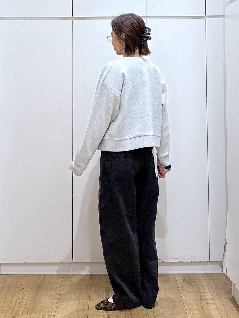 その他のパンプス、ブラック系のデニムパンツ、ブラック系のニット/セーターを着用したレディースの春コーディネートの4枚目の写真