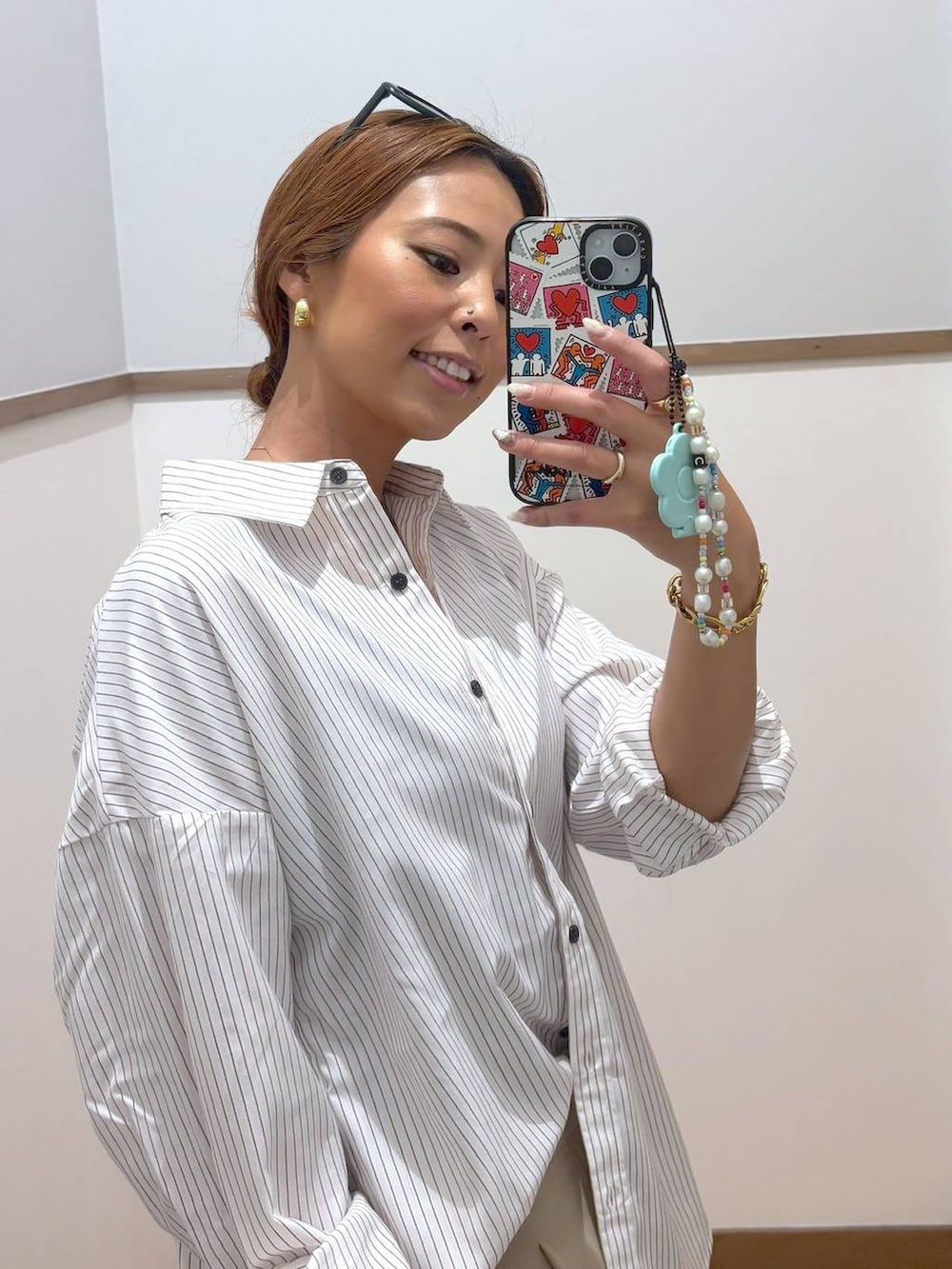 ベージュ系のその他パンツ、その他のシャツ/ブラウスを着用したレディースの秋コーディネートの2枚目の写真