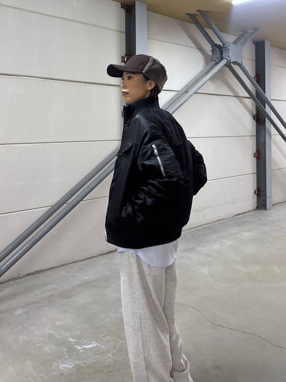 グレー系のスウェット、ブルー系のシャツ/ブラウス、ブラウン系のキャップを着用したレディースの秋コーディネートの7枚目の写真