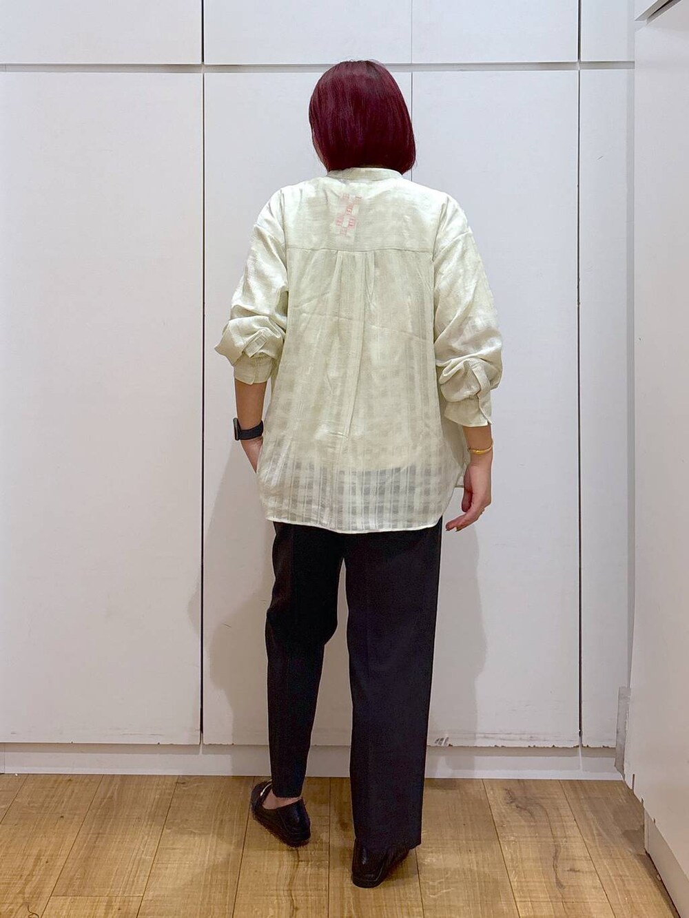 ブラック系のローファー、グリーン系のシャツ/ブラウス、ホワイト系のTシャツ/カットソーを着用したレディースの春コーディネートの6枚目の写真