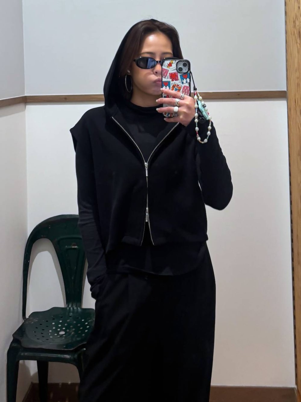 ブラック系のTシャツ/カットソー、ブラック系のベストを着用したレディースの冬コーディネートの4枚目の写真