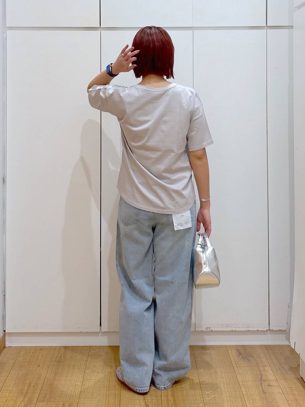 「体型カバー、高見え、高身長、ママコーデ、骨格ストレート、GLOBAL WORK、着痩せ・細見え」|「GLOBAL WORKのGOODデニムバギーパンツ/118365(デニムパンツ、ブルー系)」を使った、ココさん(レディース・165cm)の春コーディネートの4枚目の写真