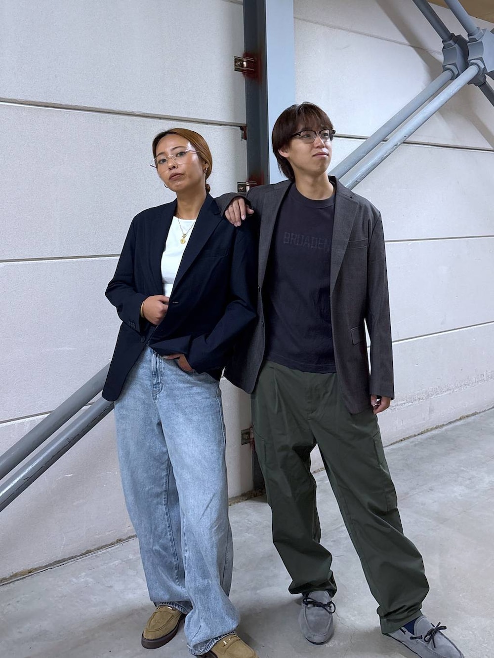 グリーン系のカーゴパンツ、ブルー系のデニムパンツ、ブラック系のTシャツ/カットソーを着用したレディースの秋コーディネートの2枚目の写真