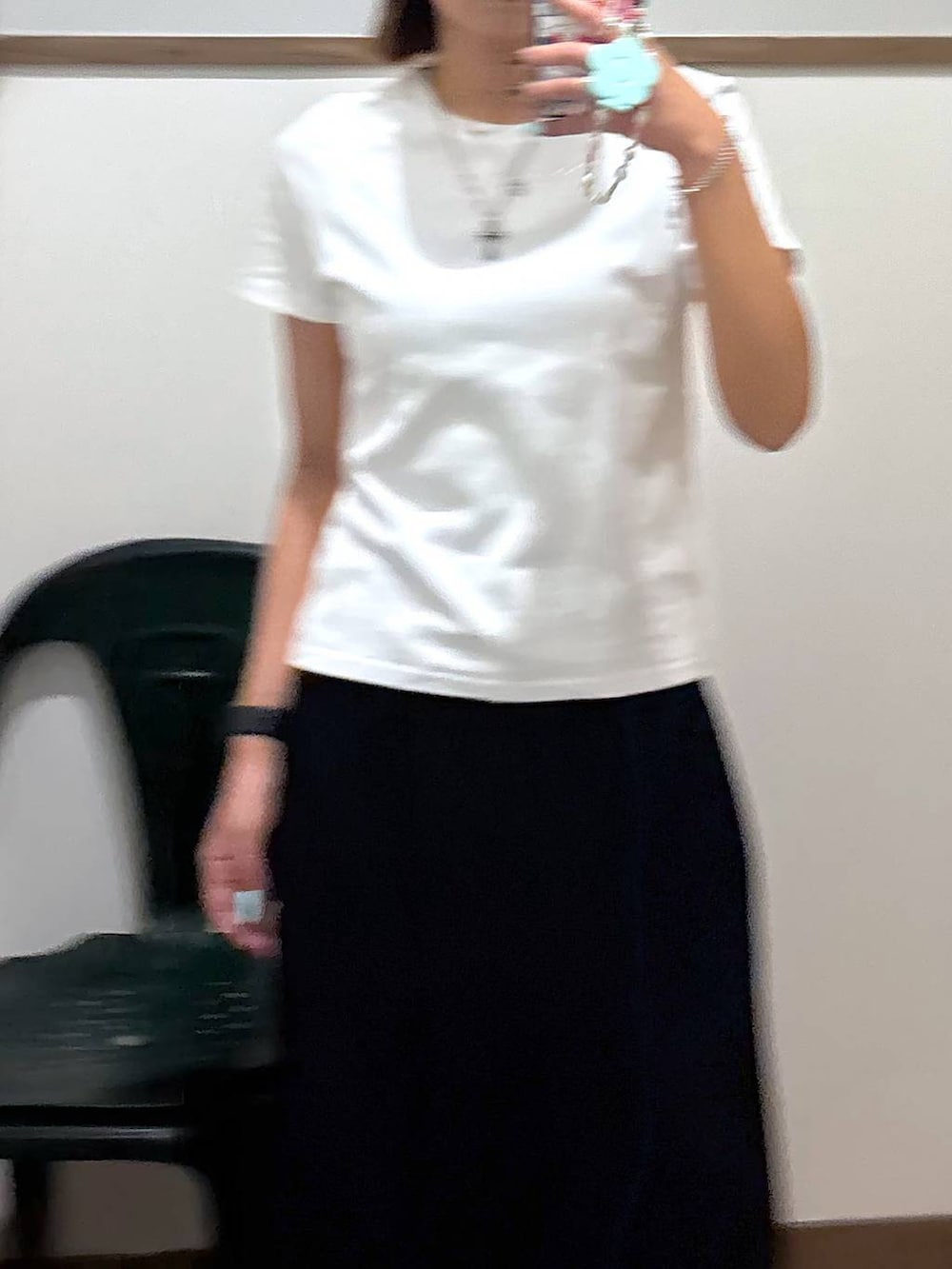 ホワイト系のTシャツ/カットソー、ブラック系のその他パンツを着用したレディースの春コーディネートの5枚目の写真