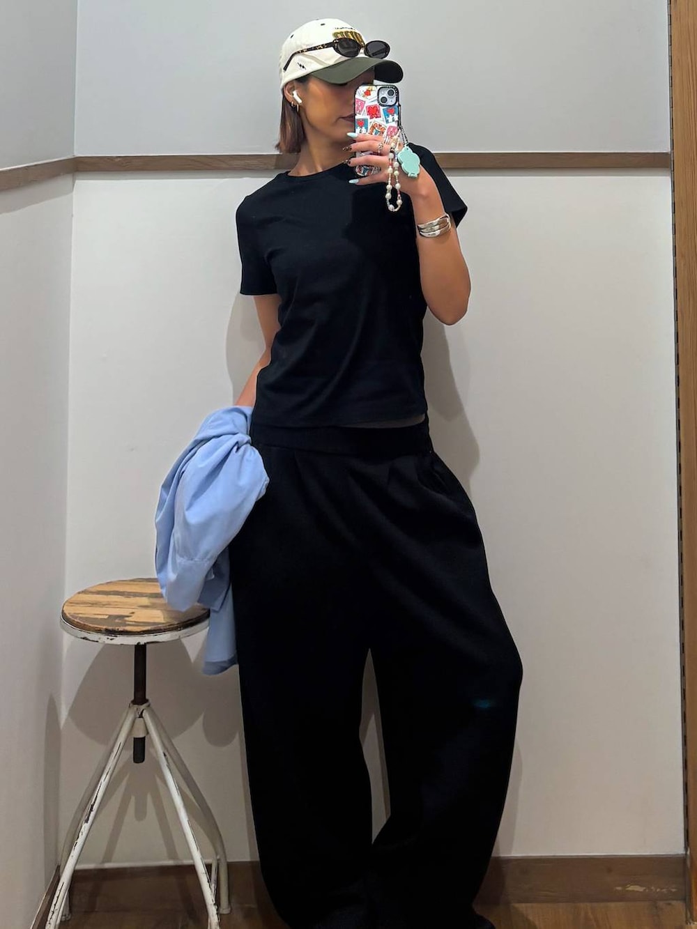 ブラック系のTシャツ/カットソー、ブラック系のその他パンツを着用したレディースの春コーディネートの2枚目の写真