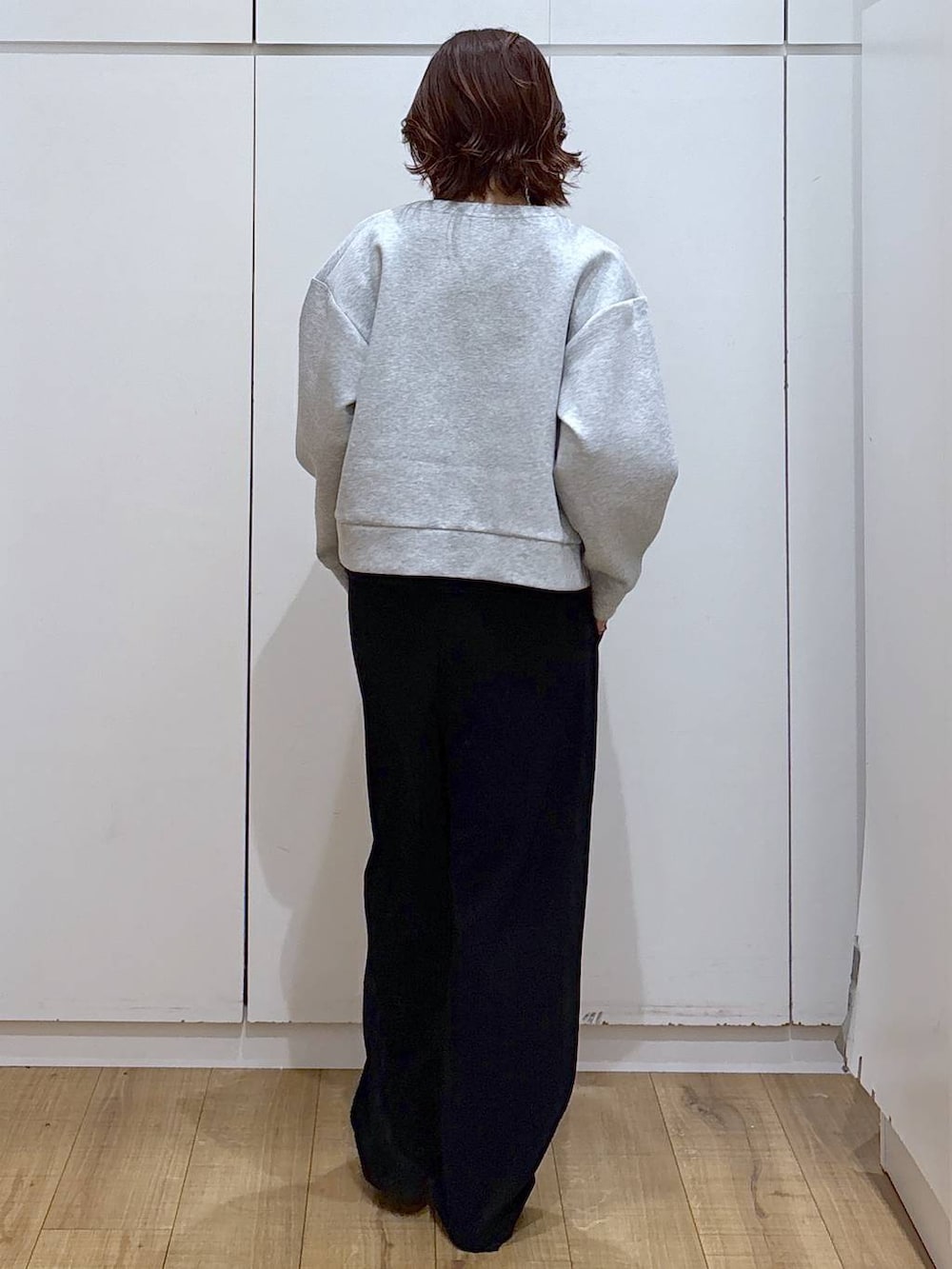 ブラック系のその他パンツ、グレー系のカーディガン/ボレロ、ブラック系のタンクトップを着用したレディースの春コーディネートの5枚目の写真