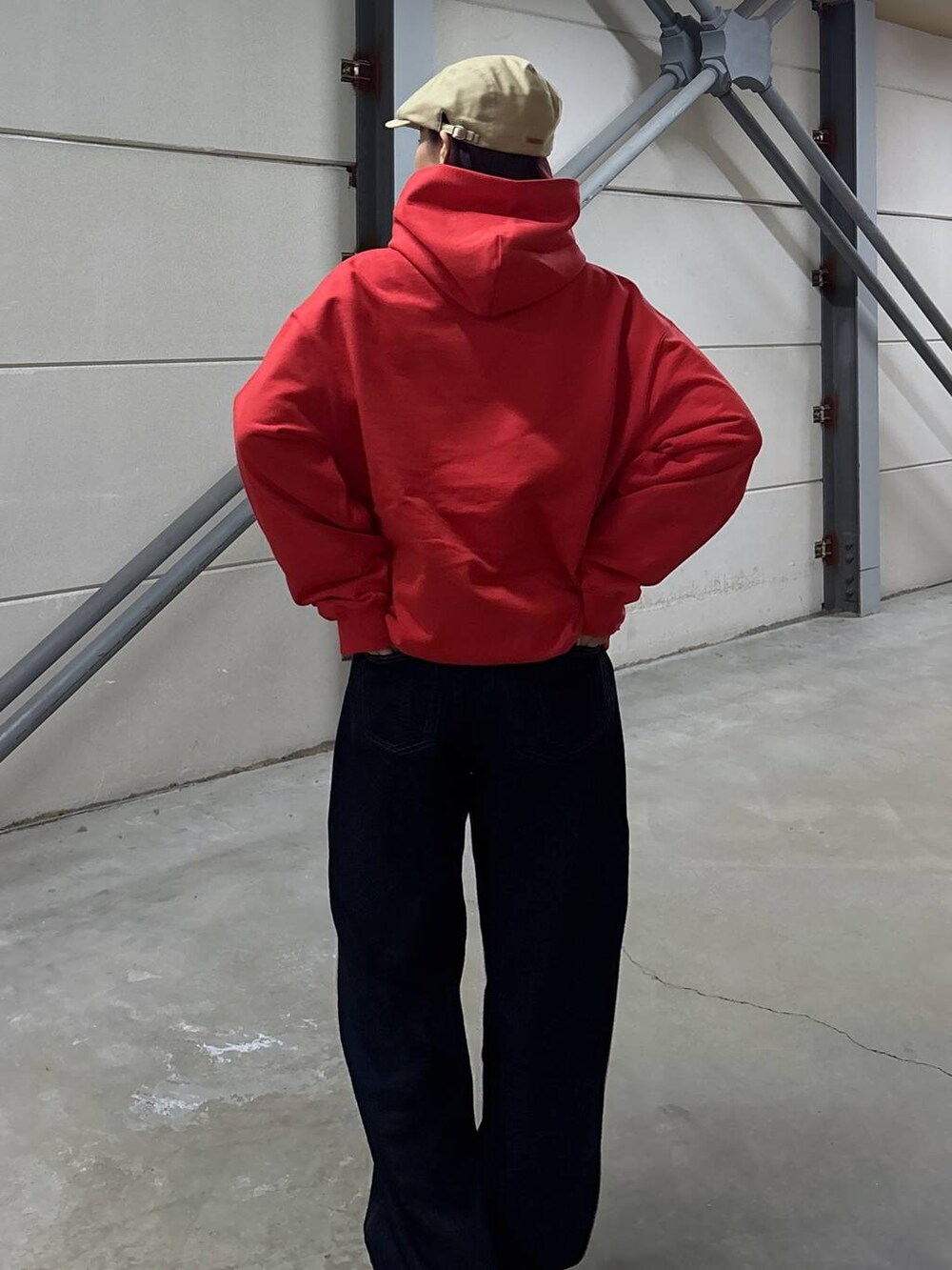 ベージュ系のローファー、ブルー系のデニムパンツを着用したレディースの春コーディネートの8枚目の写真