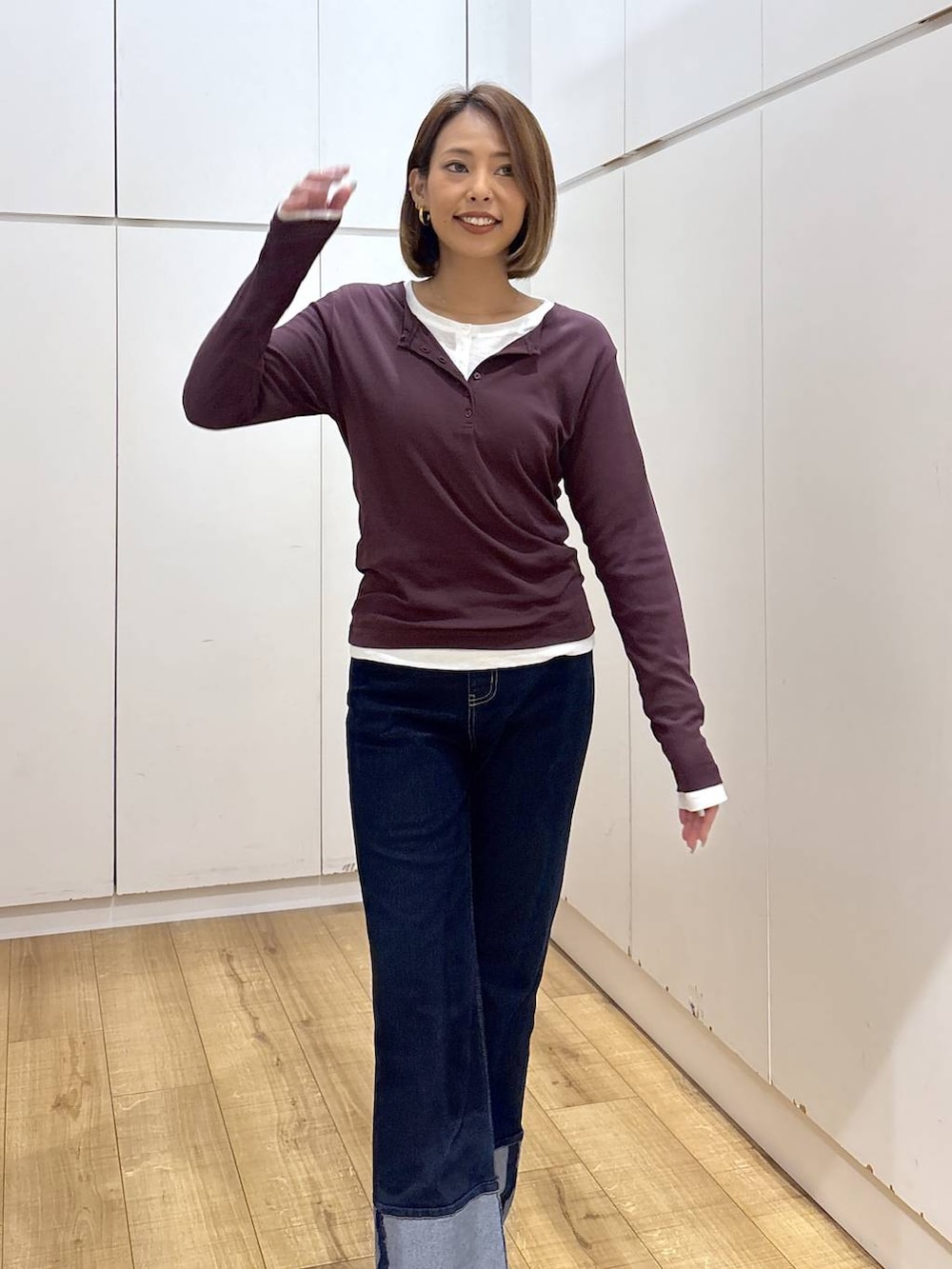 レッド系のTシャツ/カットソー、ホワイト系のTシャツ/カットソー、ブルー系のデニムパンツを着用したレディースの秋コーディネートの6枚目の写真