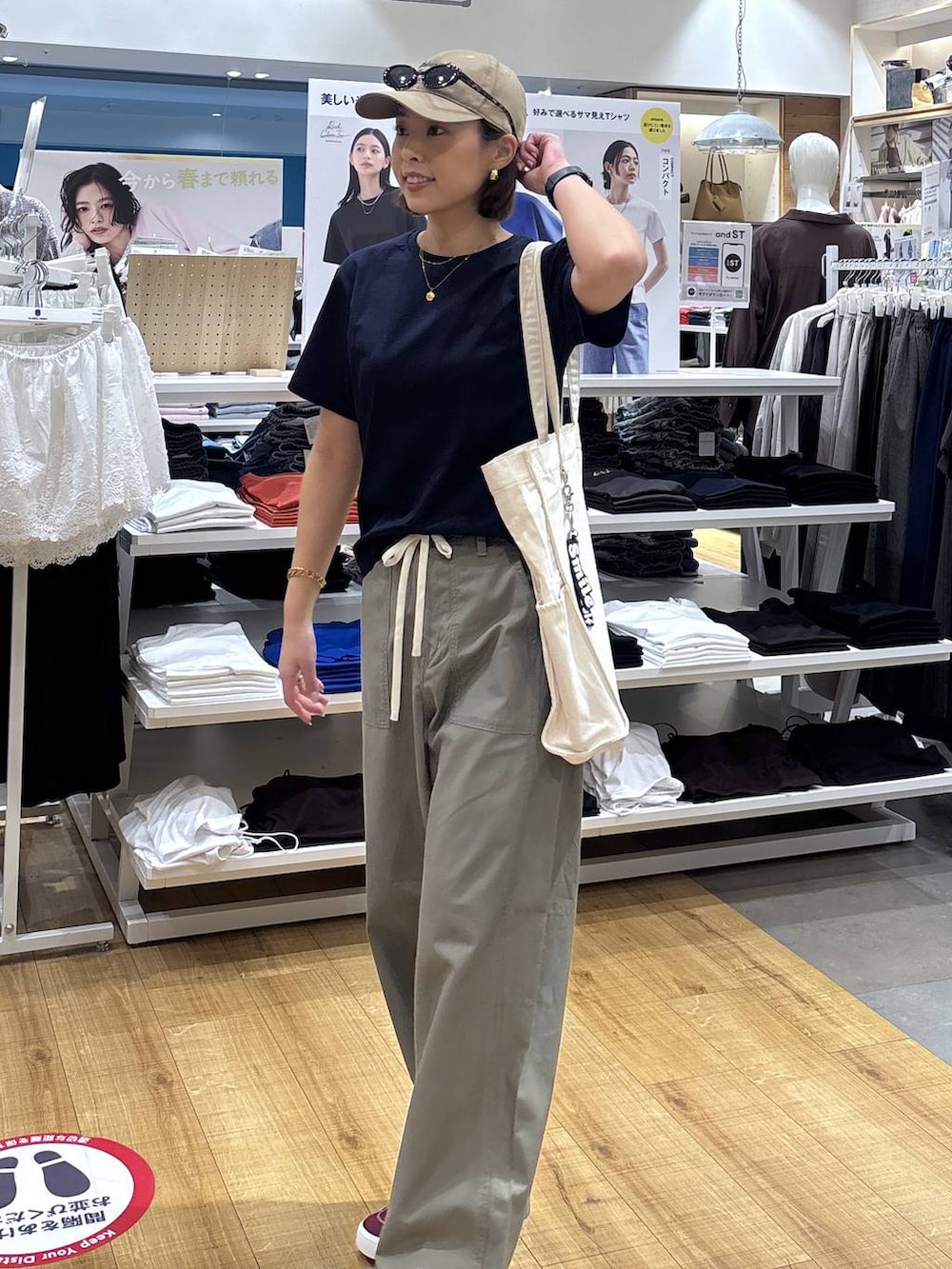 ベージュ系のトートバッグ、ブルー系のTシャツ/カットソー、グリーン系のその他パンツを着用したレディースの春コーディネートの2枚目の写真