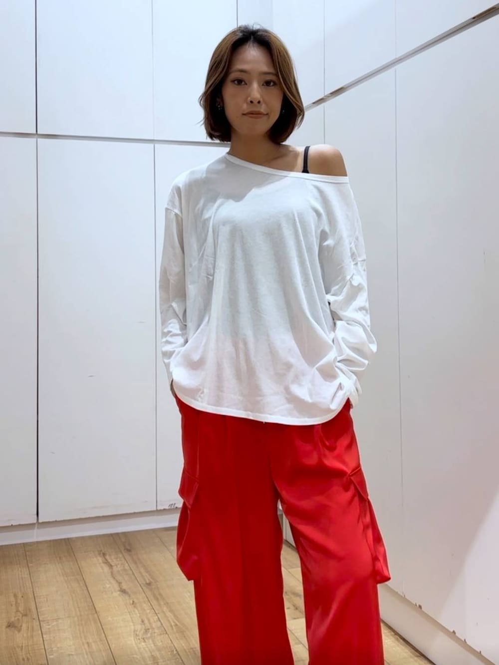 ブラック系のキャミソール、ホワイト系のTシャツ/カットソー、レッド系のその他パンツを着用したレディースの春コーディネートの4枚目の写真
