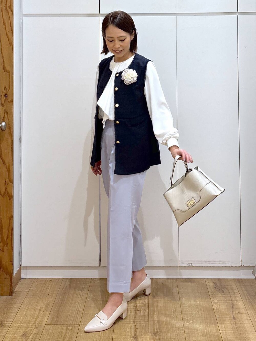 ブルー系のスラックス、ホワイト系のシャツ/ブラウス、ブルー系のその他アウターを着用したレディースの冬コーディネートの4枚目の写真