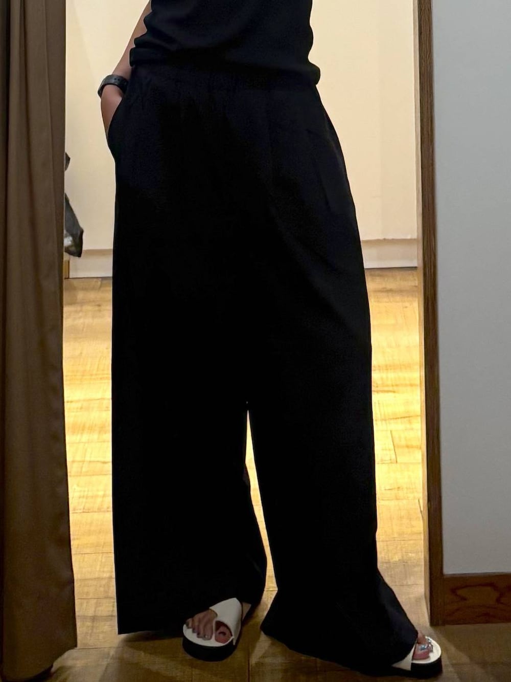 グレー系のその他パンツ、ブラック系のタンクトップ、ホワイト系のサンダルを着用したレディースの夏コーディネートの4枚目の写真