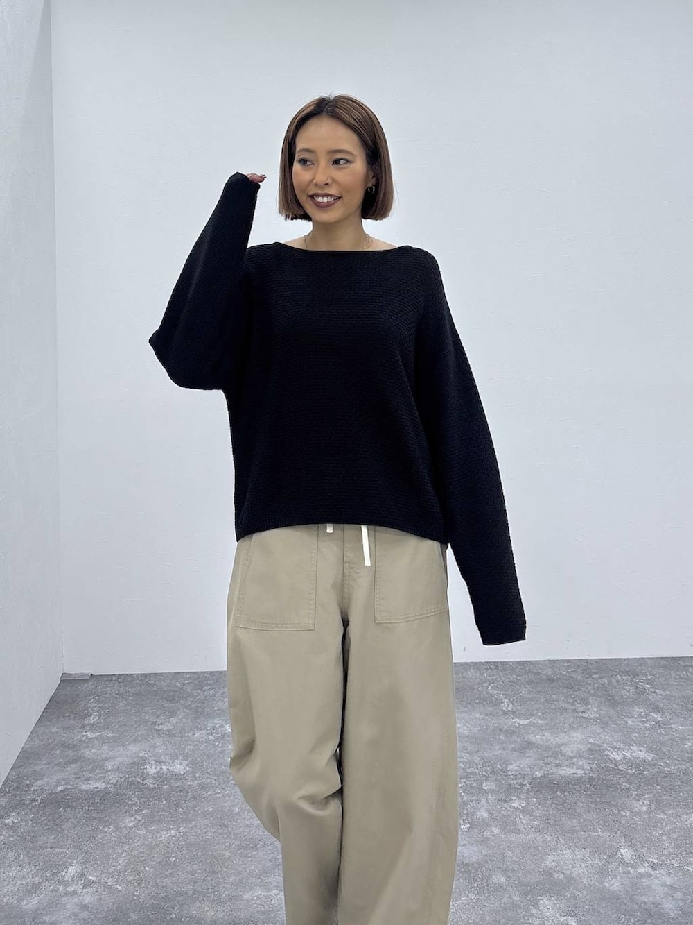 ベージュ系のその他パンツ、ゴールド系のネックレスを着用したレディースの春コーディネートの2枚目の写真