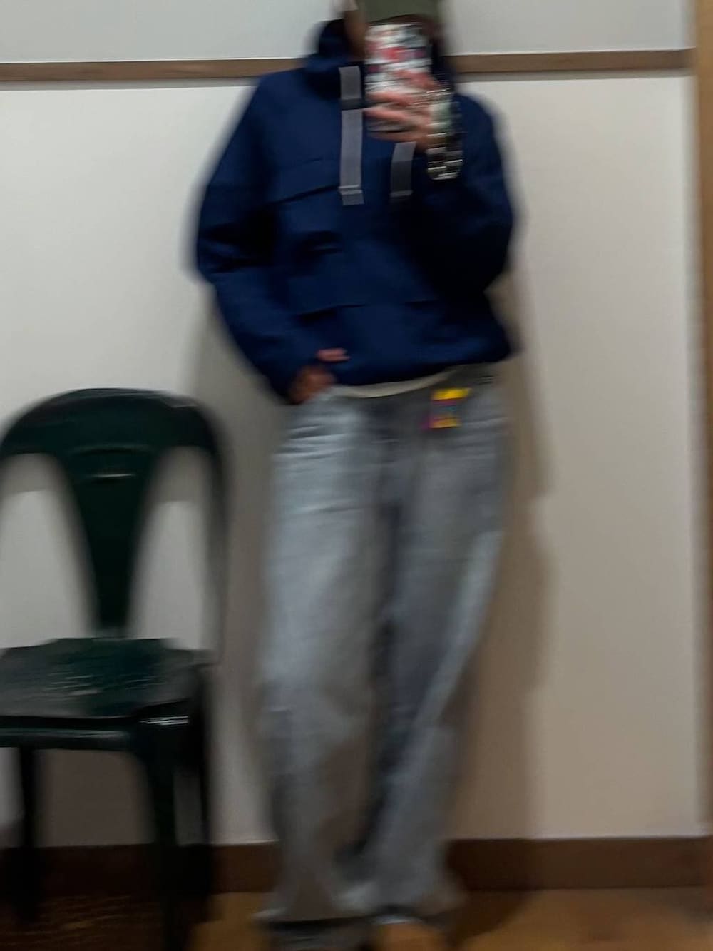 ブルー系のマウンテンパーカー、その他のキーホルダーを着用したレディースの冬コーディネートの7枚目の写真