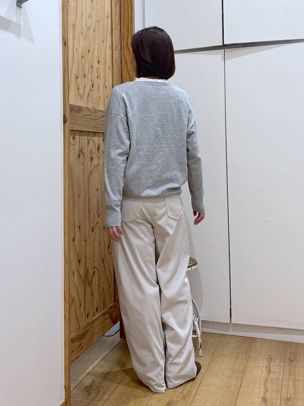 グレー系のその他パンツ、ブラウン系のブーツ、グレー系のニット/セーターを着用したレディースの秋コーディネートの4枚目の写真
