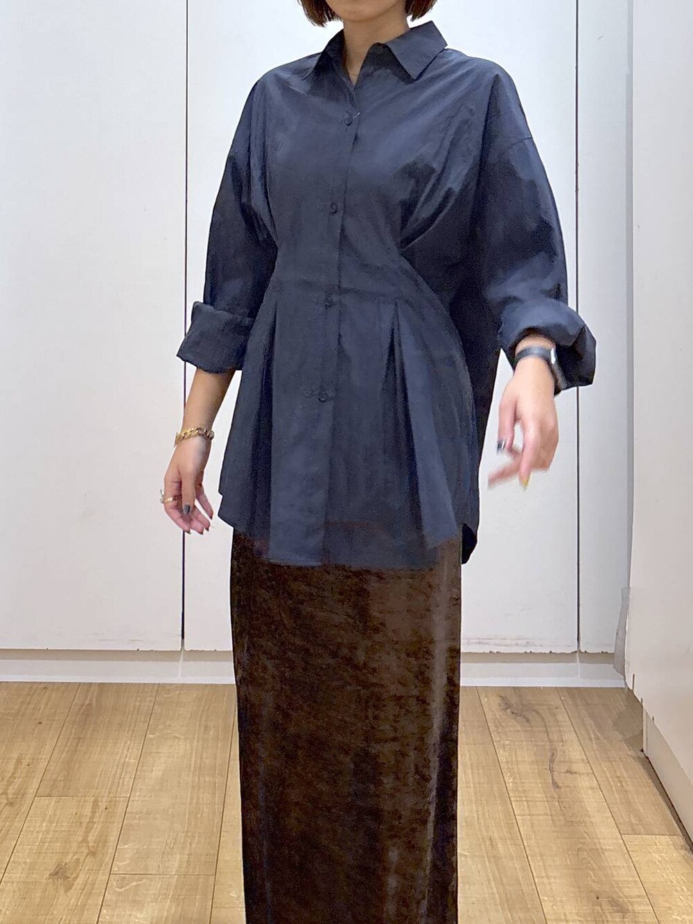 ブラック系のローファー、ブルー系のシャツ/ブラウスを着用したレディースの秋コーディネートの5枚目の写真