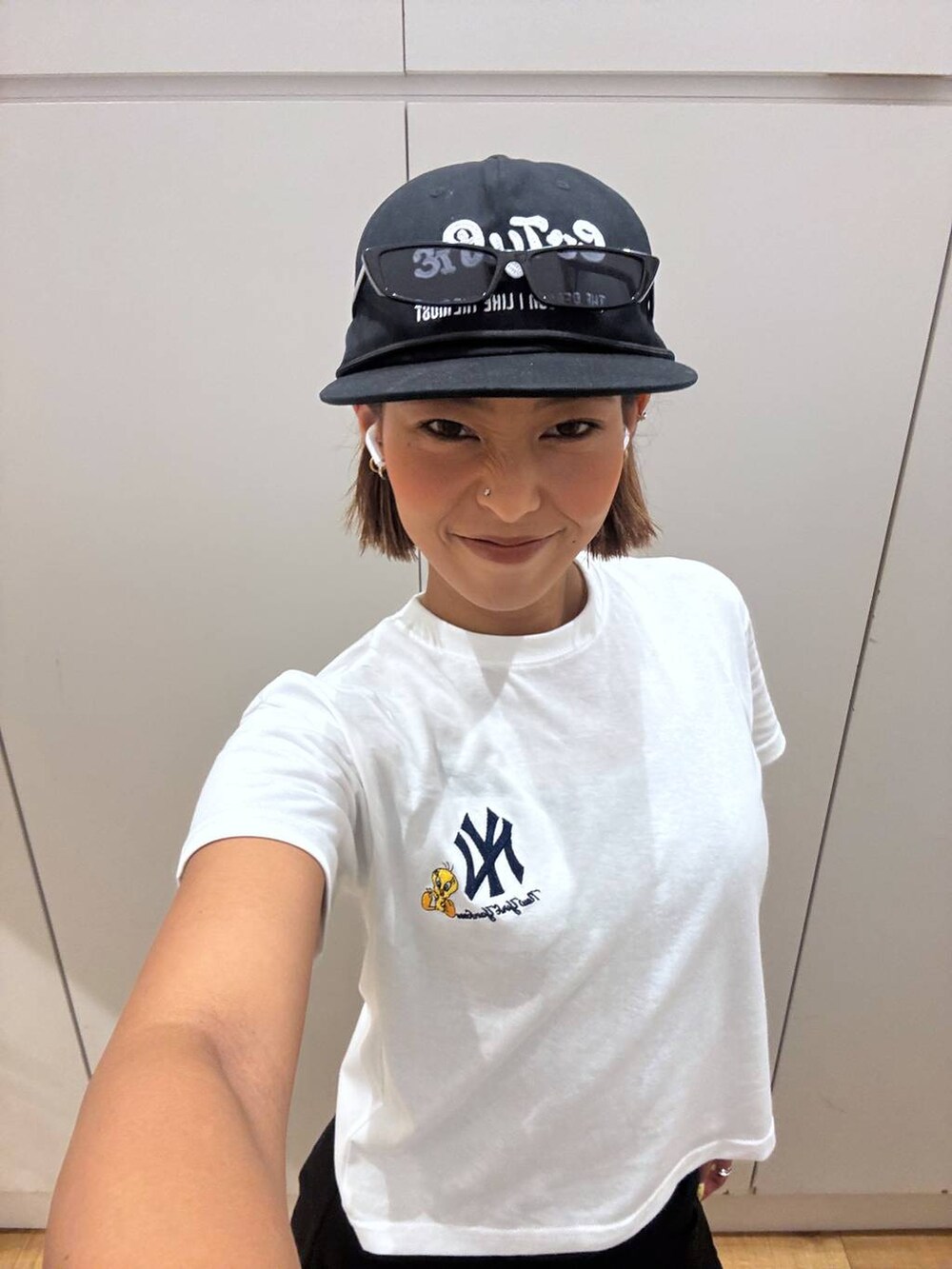 その他のTシャツ/カットソー、ブラック系のその他パンツを着用したレディースの秋コーディネートの3枚目の写真